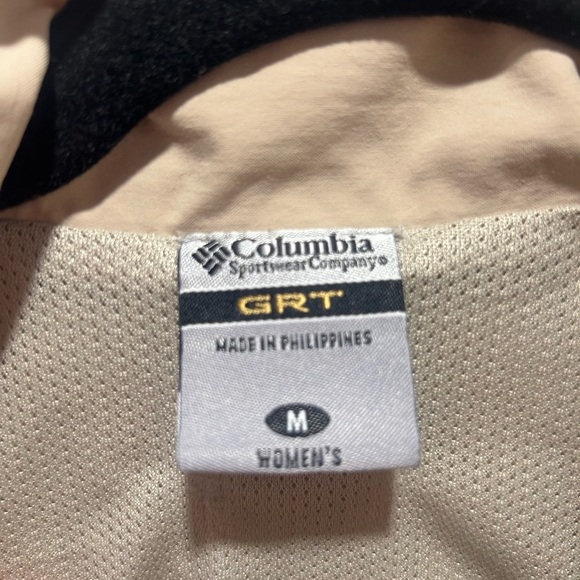 COLUMBIA size M tan vest, full front zip, pockets, collar, mesh lining - Picture 4 of 9